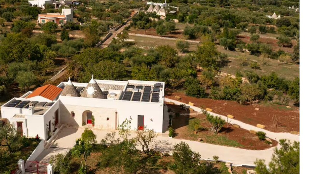 Aerial view of the masseria in the olive grove — Trulli d'Amore